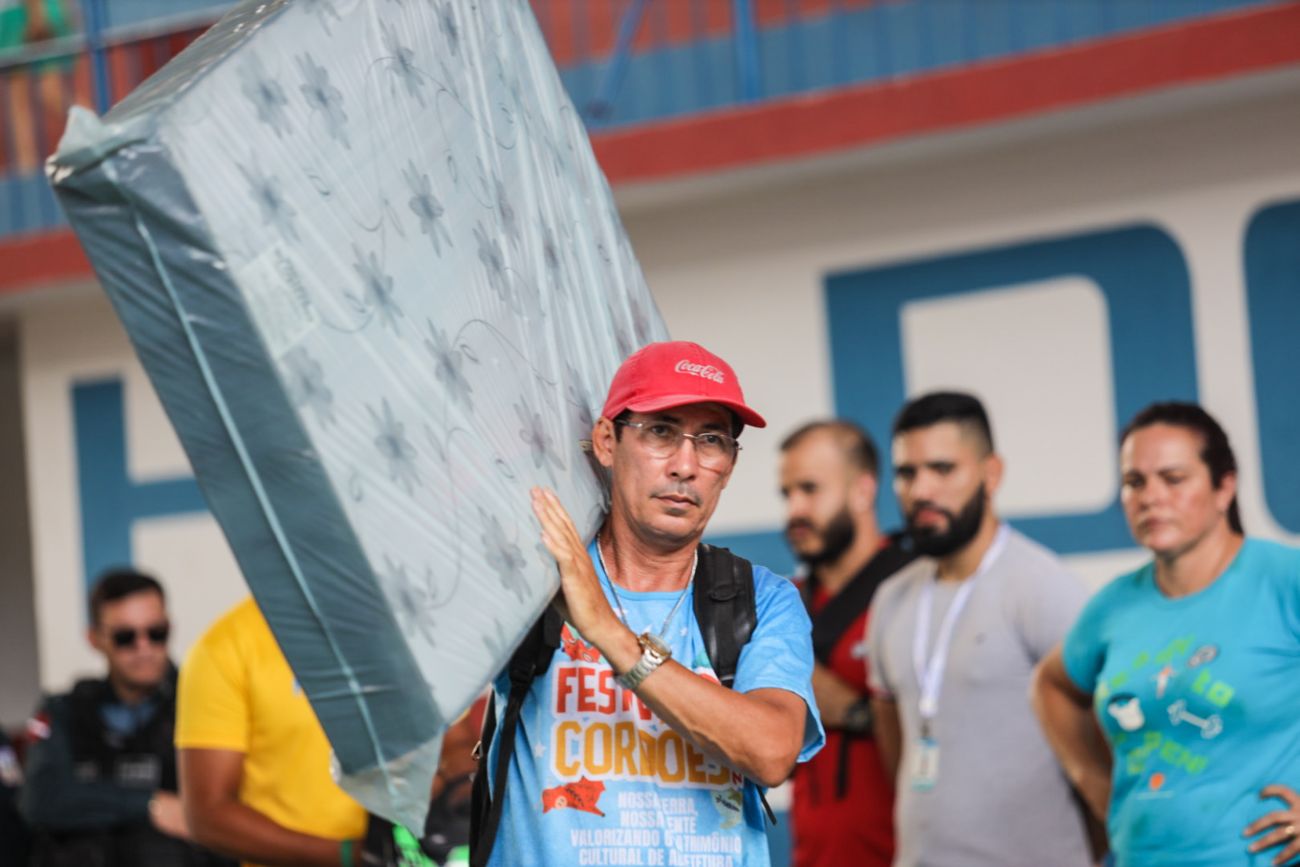 Morador leva para casa o colchão, que também integra o kit humanitário - Foto: Pedro Guerreiro/Ag. Pará