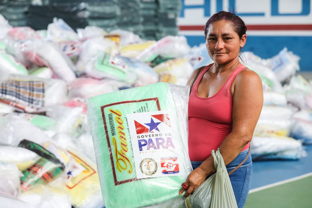 A diarista Irinete da Silva Ferreira mostra o travesseiro ganho entre os donativos, como roupas de cama - Foto: Pedro Guerreiro/Ag. Pará