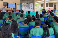 Alunos sentados assistindo uma palestra