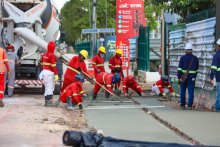 Pessoas trabalhando em uma obra na rua